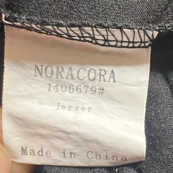 NoraCora Holiday Christmas Tree Cat Print Black Top T-Shirt M Gold snowflakes - Picture 7 of 10